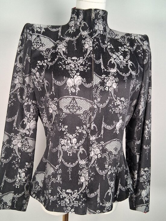 Alexander McQueen Jackets & Blazers - Archival Alexander McQueen Runway Joan Jacquard Jacket size IT 44 - US 8 - UK 12